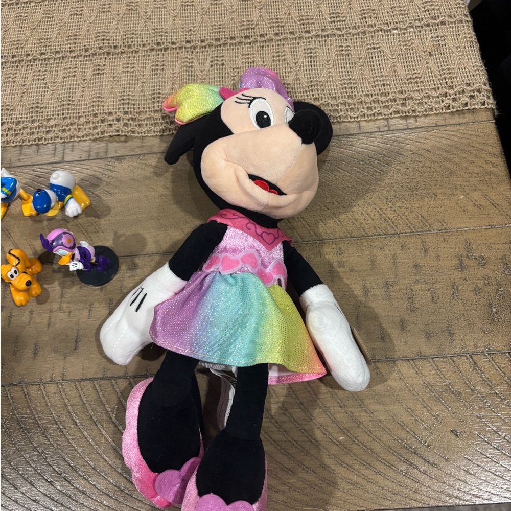 Disney lot talking Minnie Mouse Plush & 12 figurines - like new